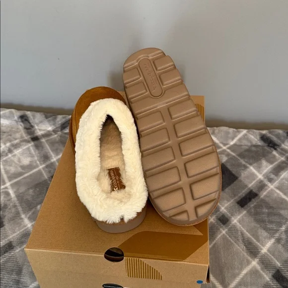 Koolaburra Tan Suede Slippers with Cream Lining - Picture 3 of 6